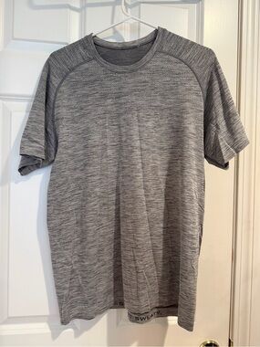 lululemon athletica Men's Heathered Gray Performance Tee